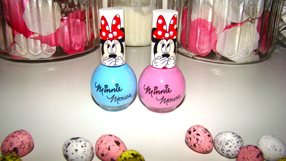 minnie-mouse-nail-polish