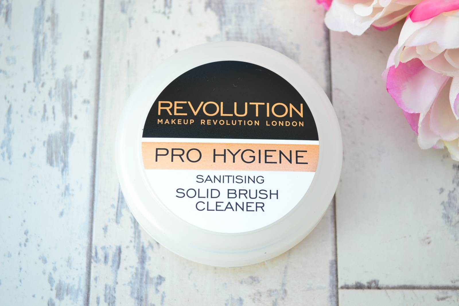 makeup-revolution-solid-brush-cleaner