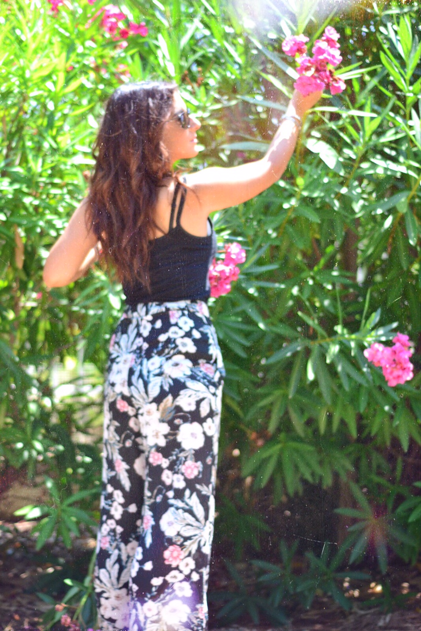 floral-wide-leg-trousers-fashion-blogger