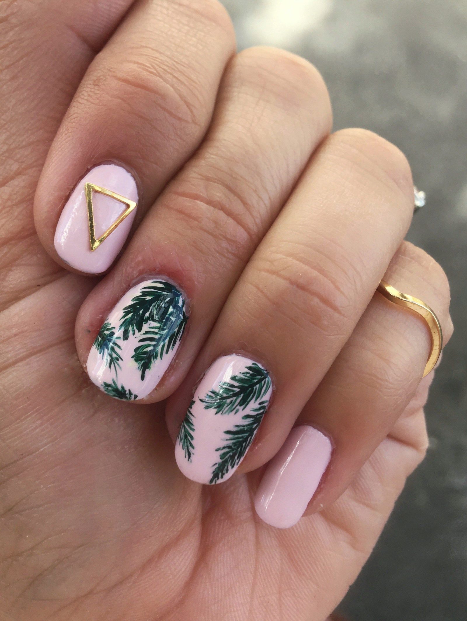 palm-nails-summer-manicure-trend